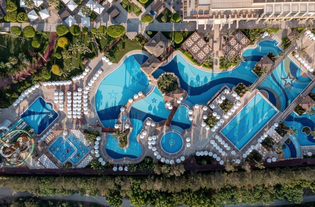 Luchtfoto van luxe vakantie resort met grote zwembaden en zonterrassen